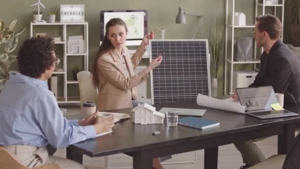 Медленно Развивающаяся Женщина Инженер Объясняет Представляет Солнечную Панель Коллегам Время — стоковое видео