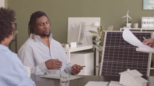 Mittlere Verlangsamung Eines Afroamerikanischen Ingenieurs Der Ein Projekt Erneuerbarer Energiequellen — Stockvideo