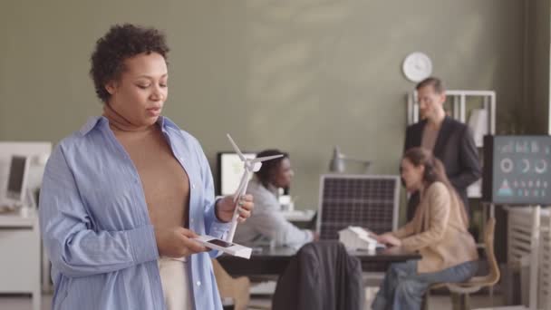 Genç Afrikalı Amerikalı Kadın Çeşitli Meslektaşları Ofiste Alternatif Enerji Projesi — Stok video
