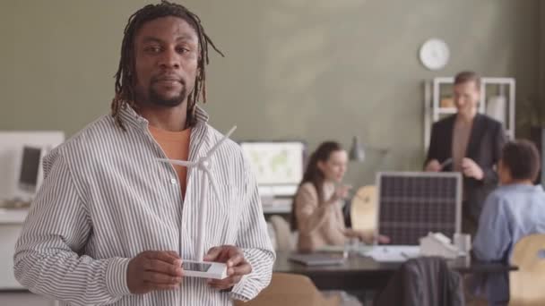 Mittlere Verlangsamung Eines Afroamerikanischen Ingenieurs Mit Windkraftmodell Der Vor Der — Stockvideo