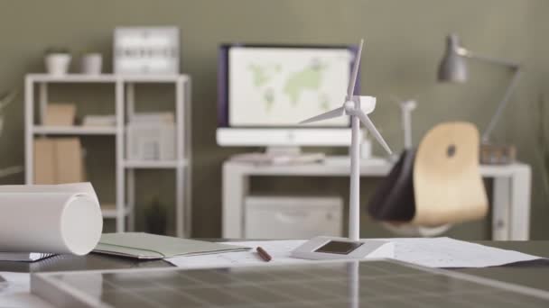 Людей Медленного Приближения Модели Ветряной Турбины Проката Бумажных Планов Офисном — стоковое видео
