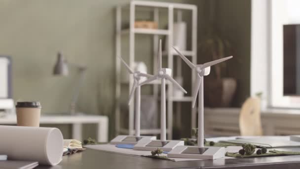Столе Офисе Инженеров Альтернативной Энергетики Трех Моделей Ветряных Турбин Бумажных — стоковое видео