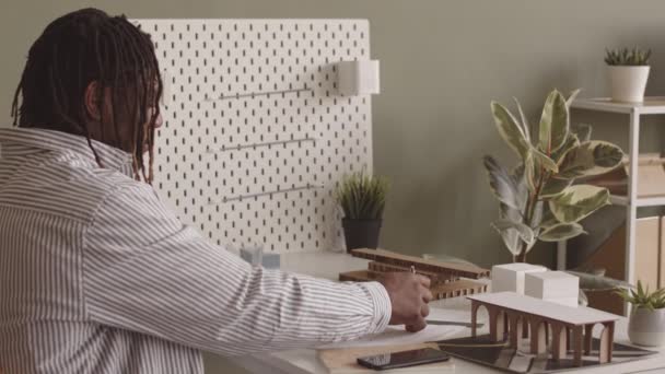 Медленно Талии Молодой Афроамериканский Инженер Рисования Бумажный План Рабочем Столе — стоковое видео