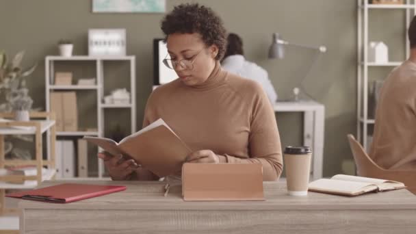 Средний Словоблудие Молодой Афроамериканской Женщины Инженера Читающей Свои Заметки Сидящей — стоковое видео