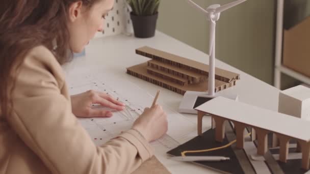 Медленно Талия Концентрированной Женщины Инженера Рисует Чертеж Бумаге Сидя Рабочим — стоковое видео