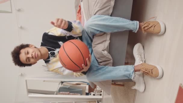 Vertikální Pov Slowmo Biracial Gen Chlapec Basketbalem Mluví Svými Předplatiteli — Stock video