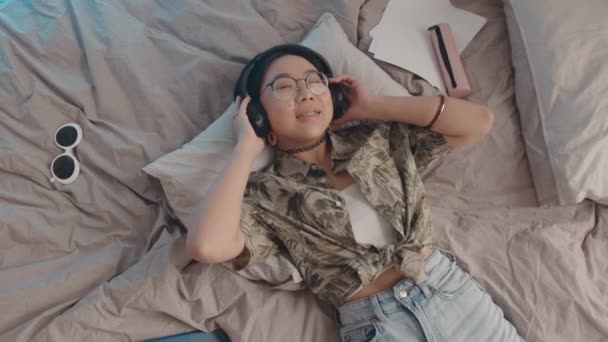Top View Slow Mosolygós Ázsiai Tizenéves Lány Feküdt Szemét Ágyra — Stock videók