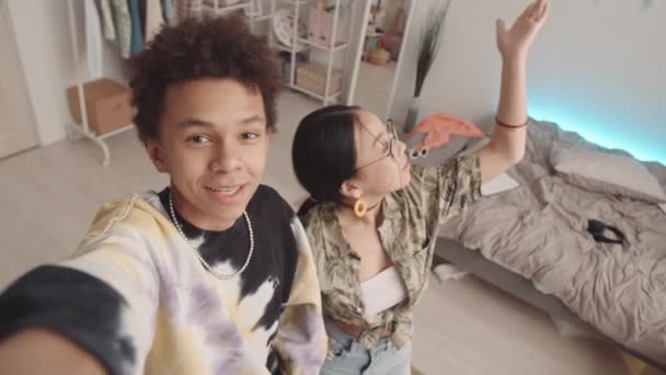 Handheld Pov Slowmo Biracial Zoomer Boy His Asian Female Friend — Stock video