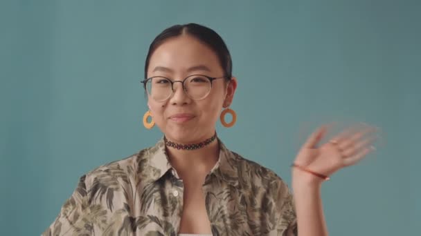Bryst Slowmo Portræt Smilende Årig Asiatisk Pige Med Seler Vinker – Stock-video