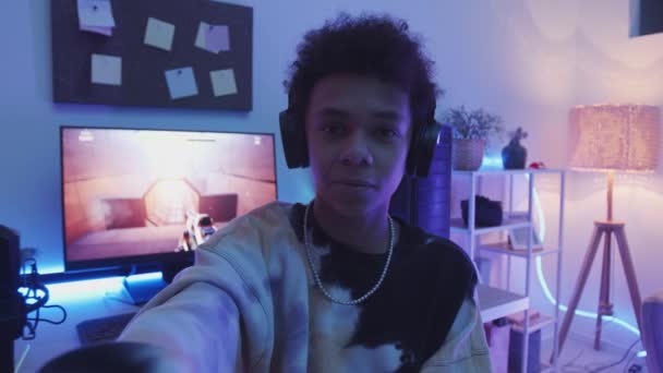 Portátil Pov Slowmo Biracial Adolescente Gamer Auriculares Hablando Cámara Mientras — Vídeos de Stock