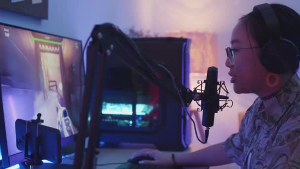 Bilgisayarda Fps Oyunu Oynarken Mikrofonla Konuşan Asyalı Genç Kızın Belini — Stok video