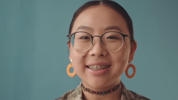Slowmo Close Retrato Menina Adolescente Asiática Legal Óculos Olhando Para — Vídeo de Stock