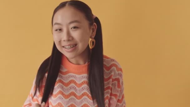 Pasie Górę Powolny Portret Pięknej Azjatyckiej Nastolatki Aparatem Zębach Dwoma — Wideo stockowe