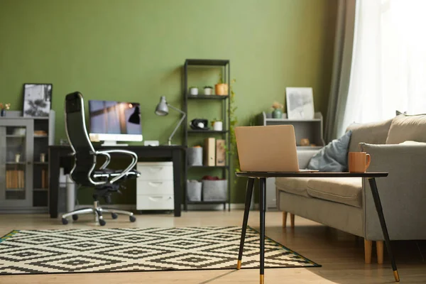 前景と自宅のオフィスの職場でソファ付きの居心地の良い家のインテリアの背景画像 コピースペース — ストック写真