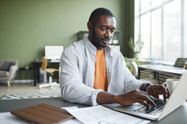 Előnézet Portré Felnőtt Fekete Üzletember Dolgozik Otthon Iroda Laptop Másolás — Stock Fotó