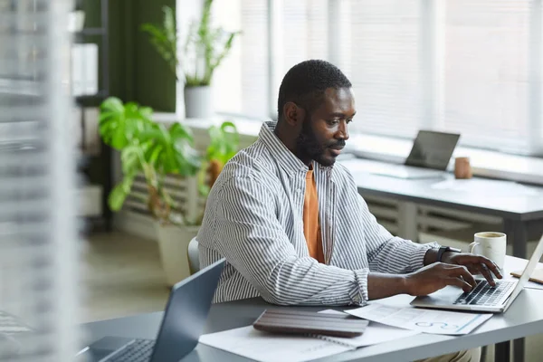Ofiste Çalışan Yetişkin Siyahi Adamının Yan Görünüm Portresi Dizüstü Bilgisayar — Stok fotoğraf