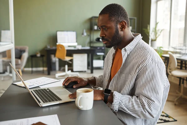 Ofiste Çalışan Laptop Kullanan Yetişkin Siyahi Bir Adamın Yan Görünüm — Stok fotoğraf