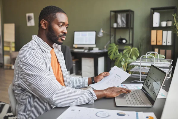 Ofiste Çalışırken Laptop Kullanan Yetişkin Siyahi Adamının Yan Görünümü — Stok fotoğraf