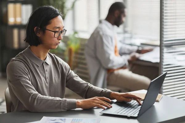 Ofis Kabininde Çalışırken Dizüstü Bilgisayar Kullanan Sıradan Giyimli Asyalı Bir — Stok fotoğraf