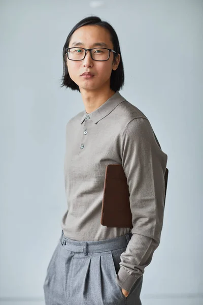 Açık Mavi Arka Planda Gri Giyinmiş Asyalı Genç Işadamının Minimum — Stok fotoğraf