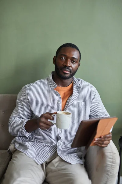 Minimales Vertikales Porträt Eines Gutaussehenden Afroamerikanischen Mannes Mit Kaffeebecher Und — Stockfoto