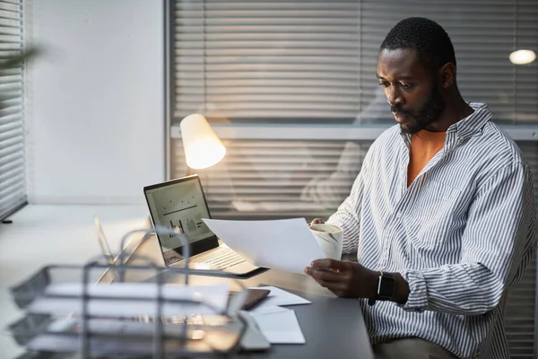 Portré Felnőtt Afro Amerikai Férfi Használ Laptop Miközben Dolgozik Fehér — Stock Fotó