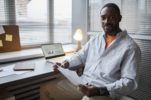 Πορτρέτο Του Χαμογελαστού Μαύρου Επιχειρηματία Κοιτάζοντας Κάμερα Ενώ Κάθεται Στο — Φωτογραφία Αρχείου