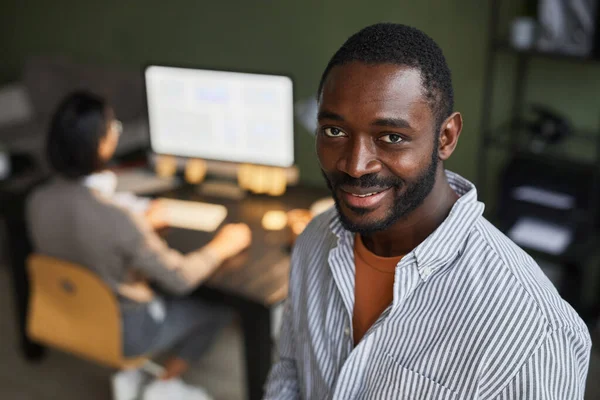 Ofiste Arka Planda Insanlarla Dikilirken Kameraya Gülümseyen Modern Siyah Adamının — Stok fotoğraf
