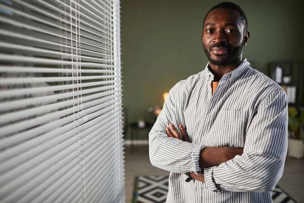 Grafisk Midja Upp Porträtt Framgångsrik Afroamerikansk Affärsman Står Med Armarna — Stockfoto