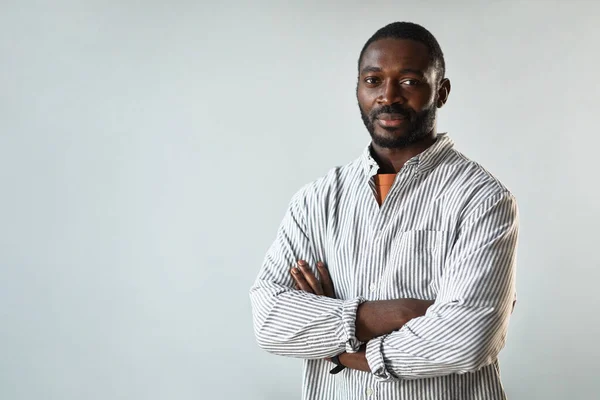 Minimal Midja Upp Porträtt Framgångsrik Afroamerikansk Affärsman Står Med Armarna — Stockfoto