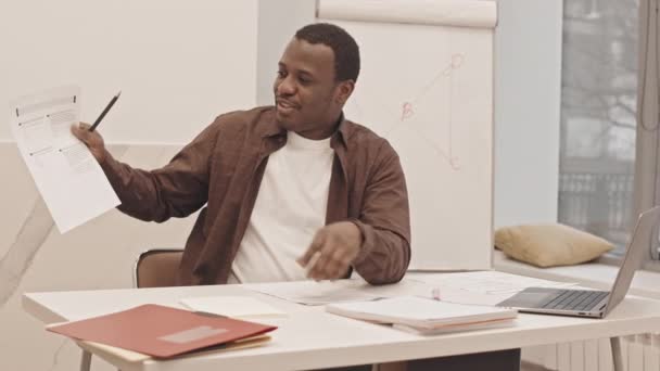 Mittlere Verlangsamung Des Jungen Männlichen Schwarzen Mathelehrers Der Seinem Schreibtisch — Stockvideo