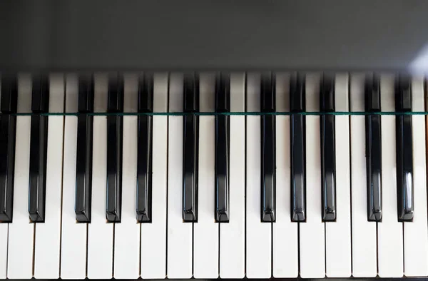 Κοντινό Πλάνο Του Πιάνου Ασπρόμαυρο Πληκτρολόγιο Για Πιανίστα — Φωτογραφία Αρχείου