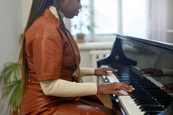 Африканська Молода Жінка Шкіряному Платті Сидить Навпроти Піаніно Вчиться Грати — стокове фото