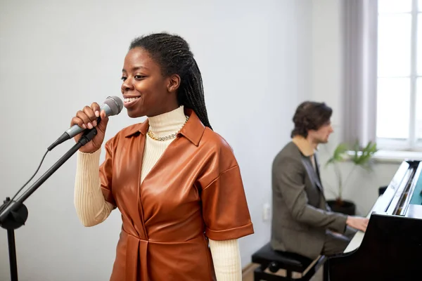 Mulher Africana Feliz Cantando Uma Música Microfone Durante Performance Com — Fotografia de Stock