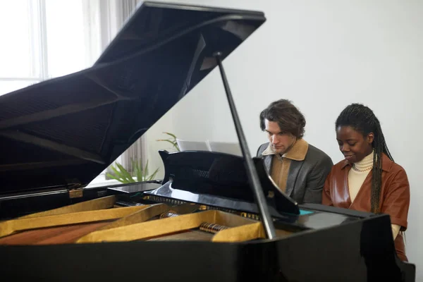 Jovem Africana Tocando Piano Cauda Junto Com Seu Professor Durante — Fotografia de Stock