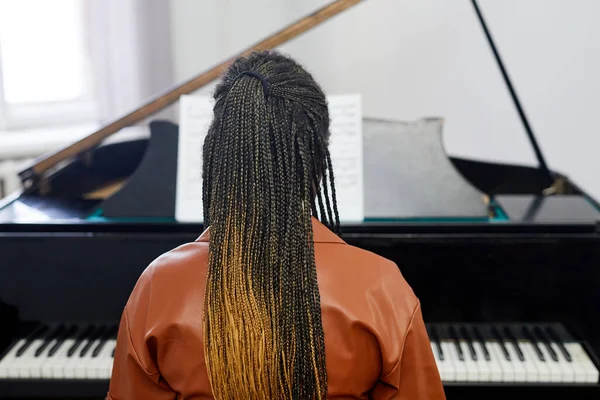 Visão Traseira Jovem Com Penteado Elegante Tocando Piano Cauda Durante — Fotografia de Stock