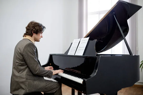 Junger Pianist Genießt Das Spiel Auf Dem Flügel Schaut Sich — Stockfoto