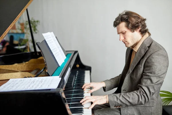 Poważny Pianista Siedzący Przy Fortepianie Przed Nuty Koncentrujący Się Swojej — Zdjęcie stockowe