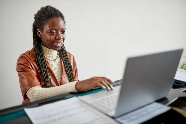 Afrykańska Kobieta Patrzy Monitor Uśmiecha Się Używa Laptopa Nauki Gry — Zdjęcie stockowe