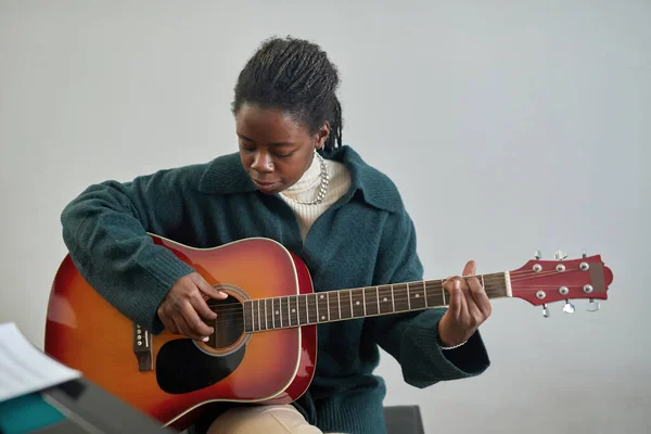 Jovem Africano Sentado Com Guitarra Aprender Tocar Nele Ela Examinando — Fotografia de Stock