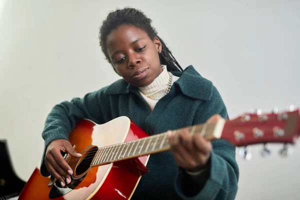 Menina Adolescente Africano Concentrando Seu Jogo Guitarra Ela Aprendendo Acordes — Fotografia de Stock