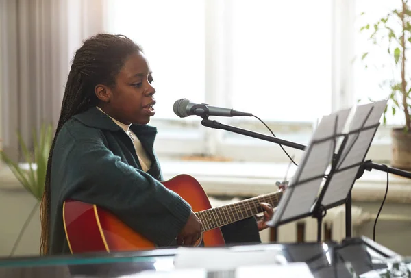 Estudante Africano Sentado Frente Partitura Cantando Uma Música Microfone Enquanto — Fotografia de Stock
