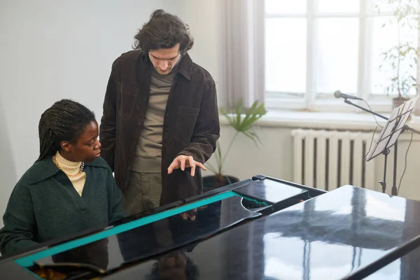 Teacher Showing His Student How Use Fingers She Playing Piano — Stock Photo, Image