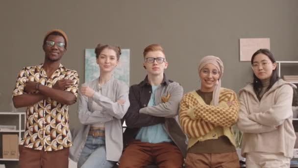Modern Ofiste Katlanmış Ellerle Kameraya Gülümseyen Çok Irklı Genç Meslektaşların — Stok video