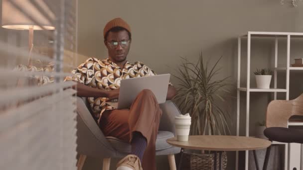 Slowmo Όμορφος Νεαρός Μαύρος Άνδρας Hipster Ρούχα Γυαλιά Ηλίου Και — Αρχείο Βίντεο