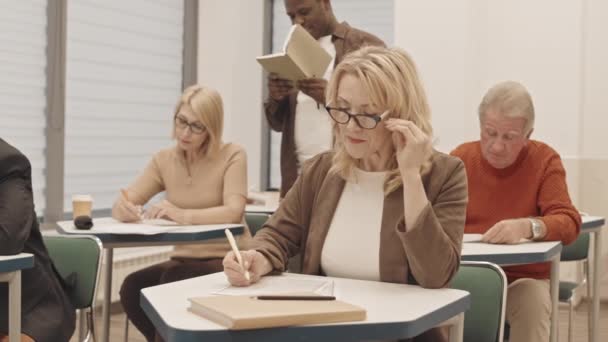 Cintura Até Lentidão Mulher Branca Madura Concentrada Óculos Outros Adultos — Vídeo de Stock