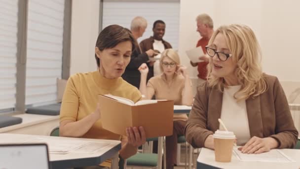 여성의 느림은 교실에서 책상에서 하나씩 하나씩 앉아서 개인적 훈련에 질문지를 — 비디오