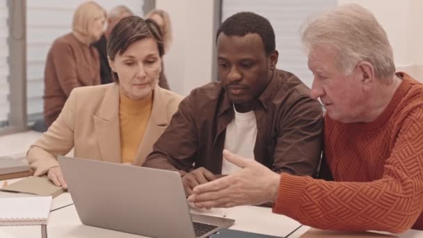 Медленно Талии Пожилых Мужчин Женщин Которые Учатся Использовать Ноутбук Сидя — стоковое видео