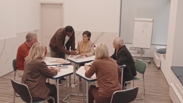 멘토의 교실에서 원형에 그룹에 개인적 과정을 — 비디오