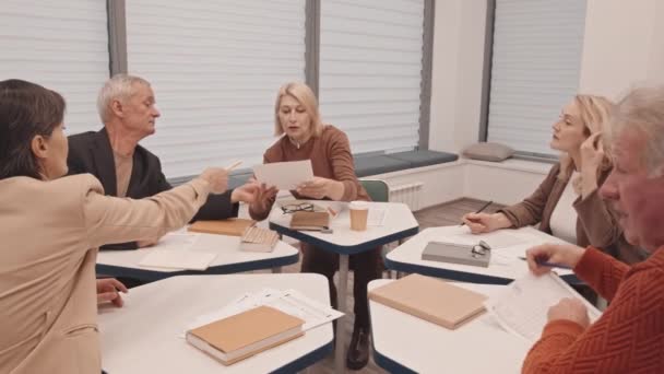 Aikuisten Hidas Ryhmä Keskustelee Testeistä Käytännön Tekniikoilla Istuen Ympyrässä Henkilökohtaisella — kuvapankkivideo